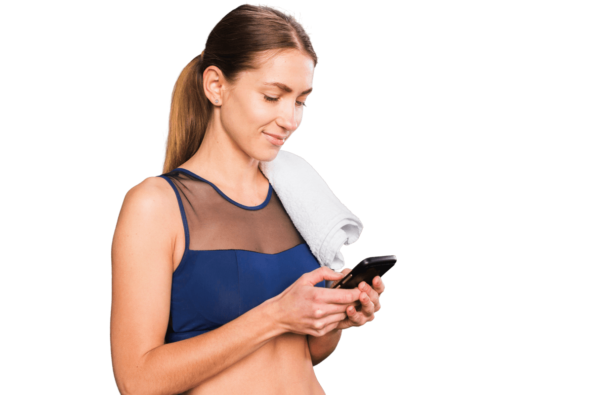 Femme utilisant son smartphone dans un gymnase